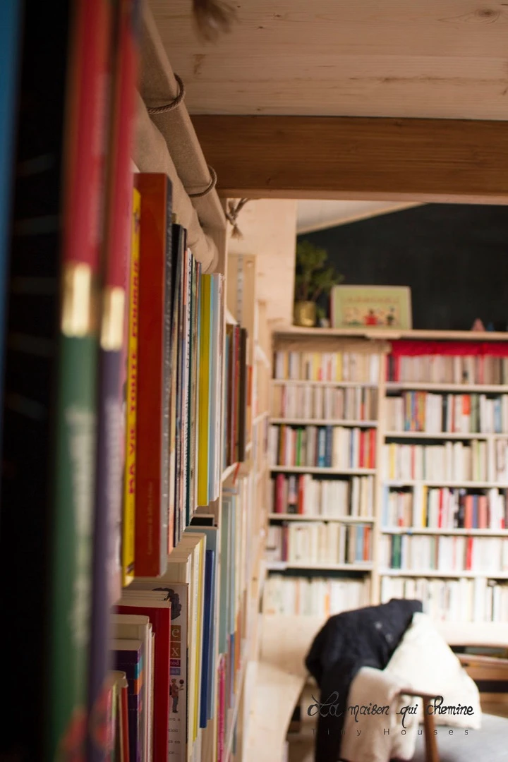 The tiny bookstore's estimated empty weight is around 2,800 kg (6,172 US lb)