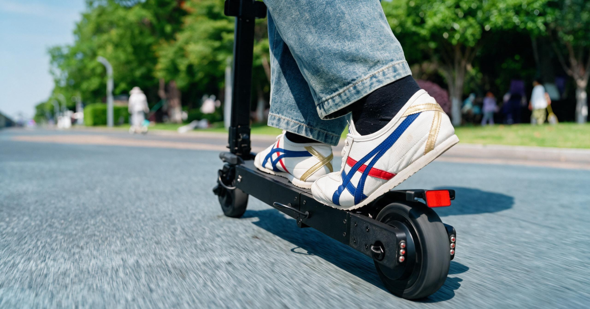 Schnell faltbarer Mini-E-Scooter für ein reibungsloses Pendeln in der ...