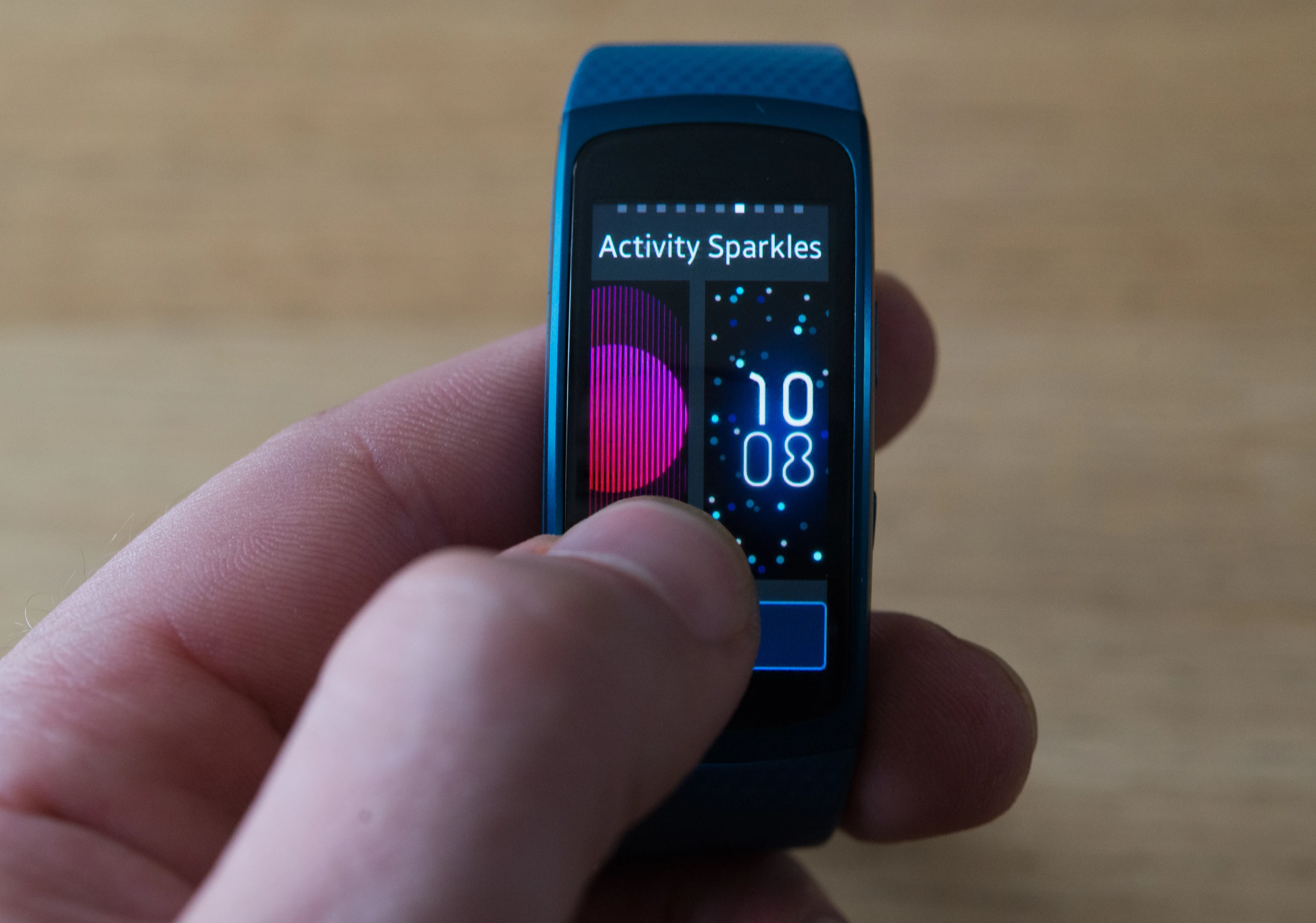 There are a number of watch faces which can be selected of the Samsung Gear Fit2