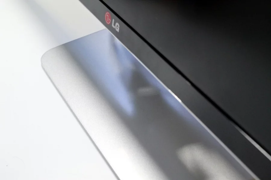 A sturdy stand is provided with the 34UM95-P (Photo: Stu Robarts/Gizmag)