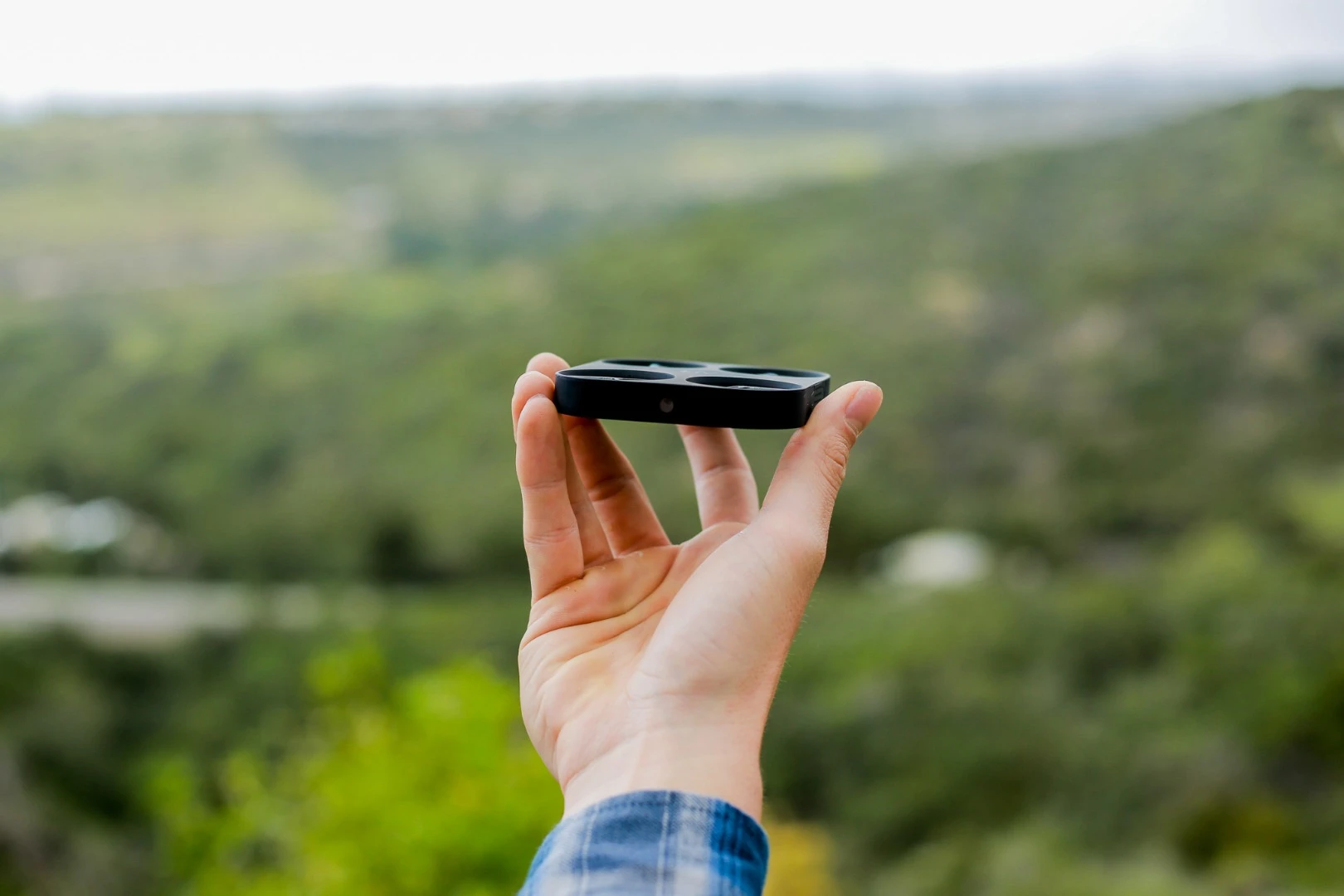 A new setting allows the drone to be used without the smartphone app, with piloting via physical gestures