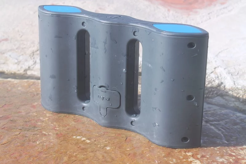 A rubber gasket keeps the Aqua's ports dry (Photo: Eric Mack/Gizmag)