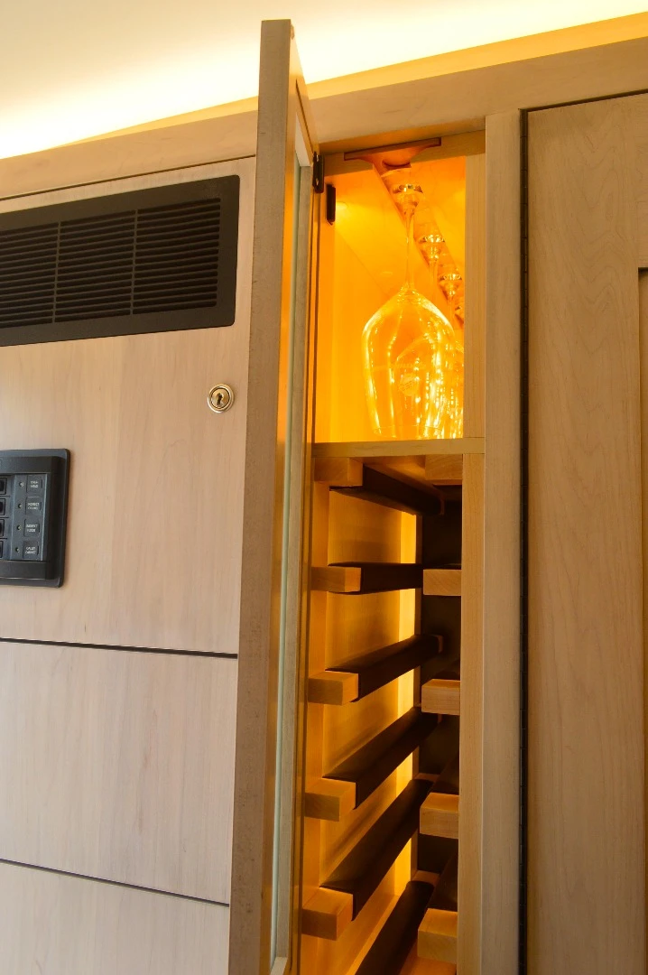 A slim wine bottle/glass cabinet is available optionally