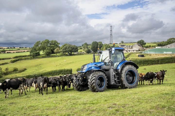 New Holland's T7 Methane Power LNG: a tractor powered by cow dung