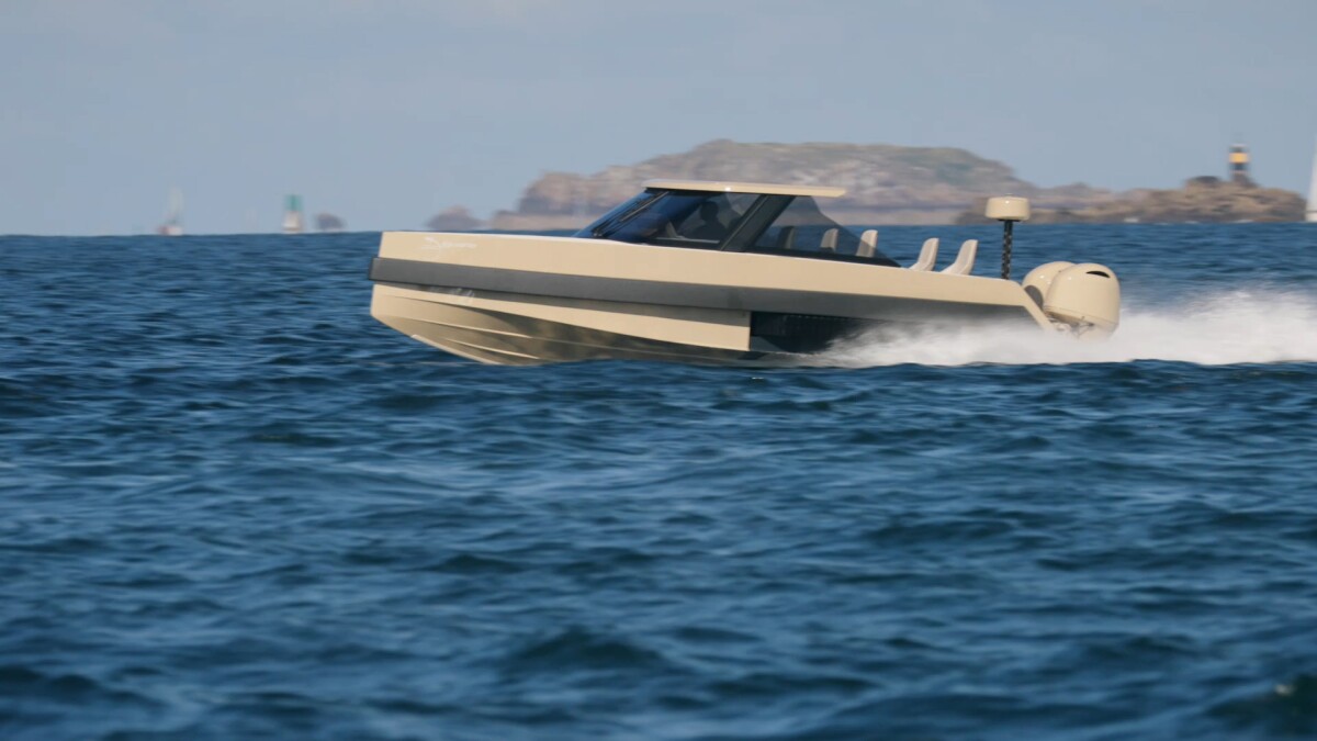 The seven-seat amphibious Iguana Commuter Limousine combines the company's signature retractable caterpillar tracks, with an adjustable retractable hardtop and shock-mitigating seats