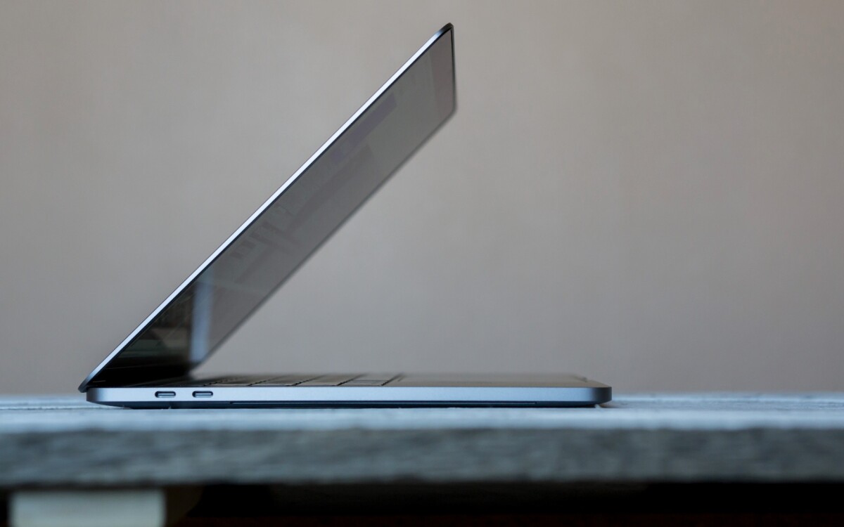 Another look at the thin profile of the 2016 MacBook Pro