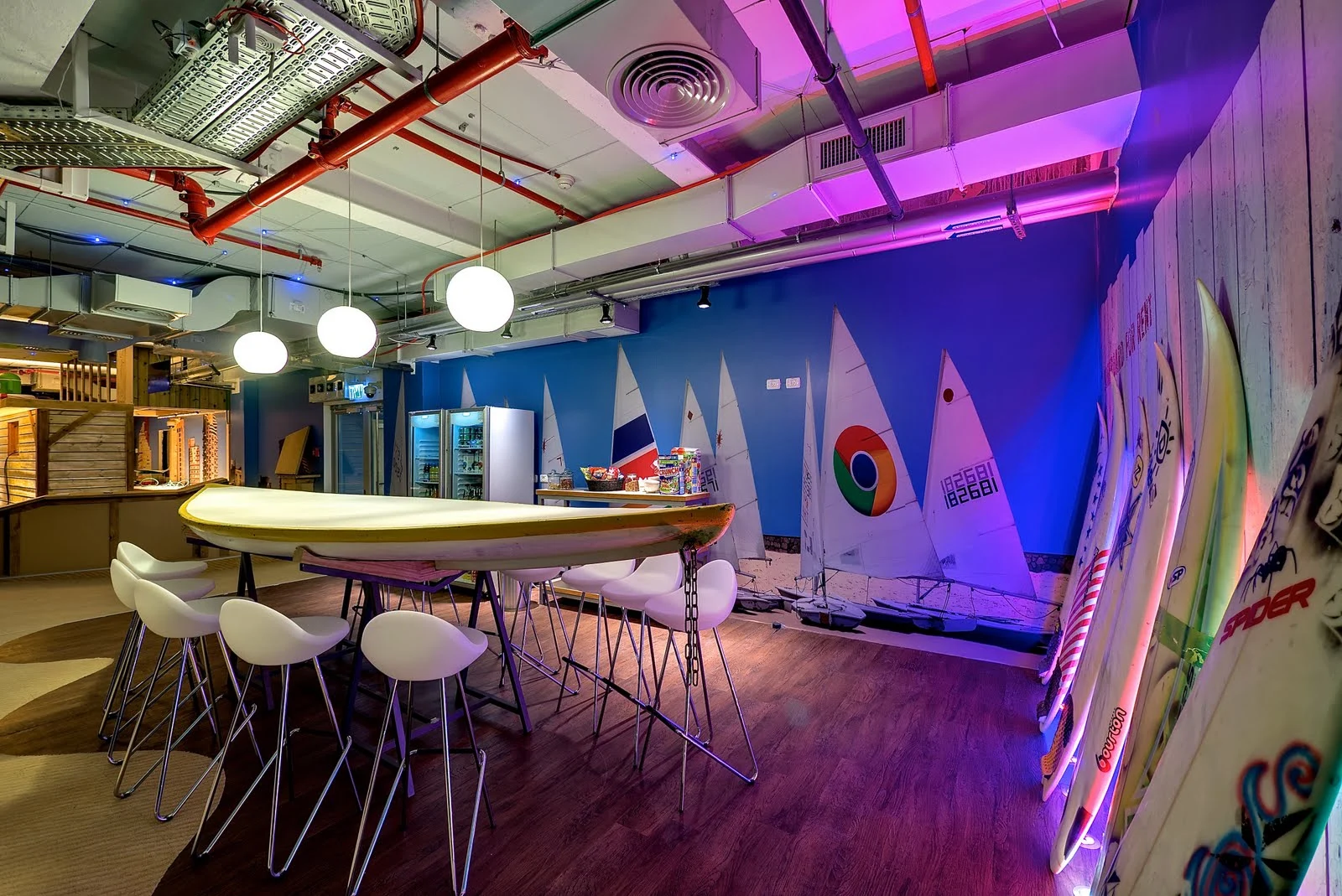 Google's Tel Aviv new office features an indoor Surf "boardroom" (Photo: Itay Sikolski)