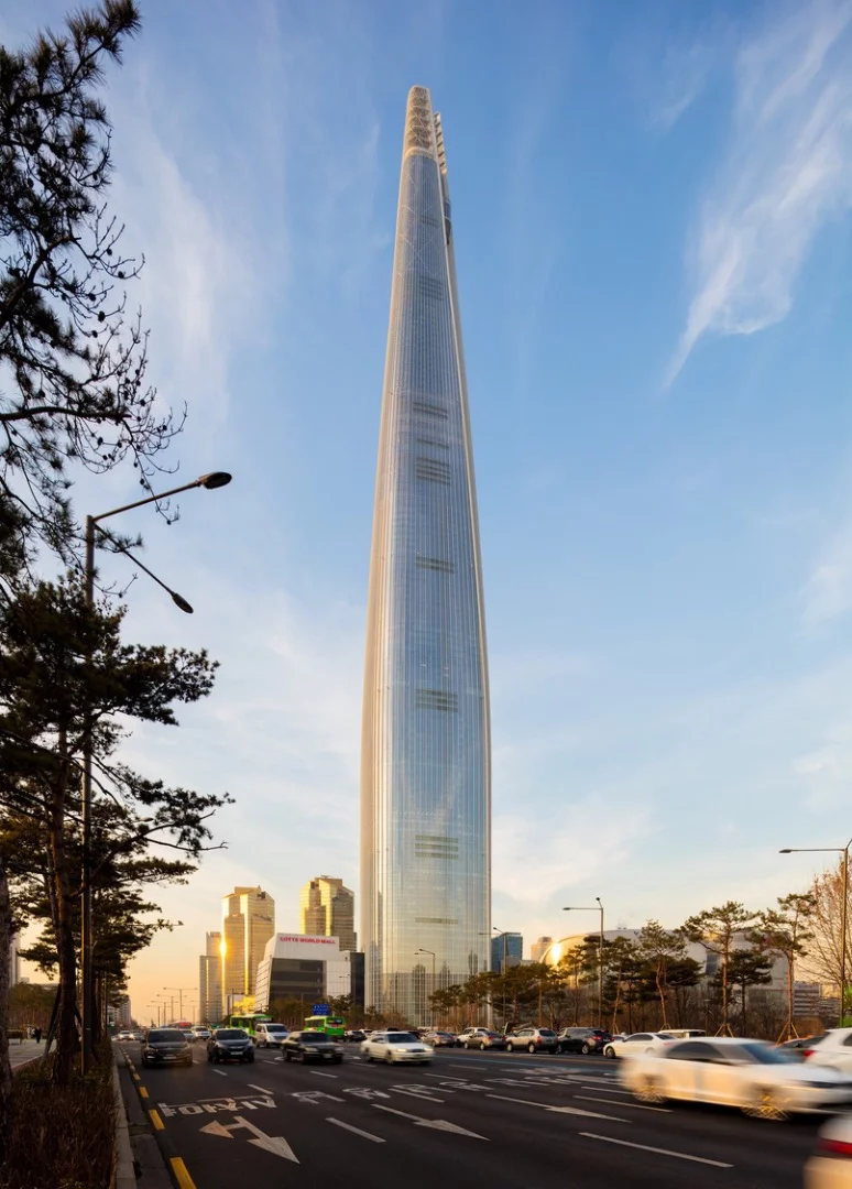 The design of the Lotte World Tower is influenced by traditional Korean ceramics, porcelain, and calligraphy