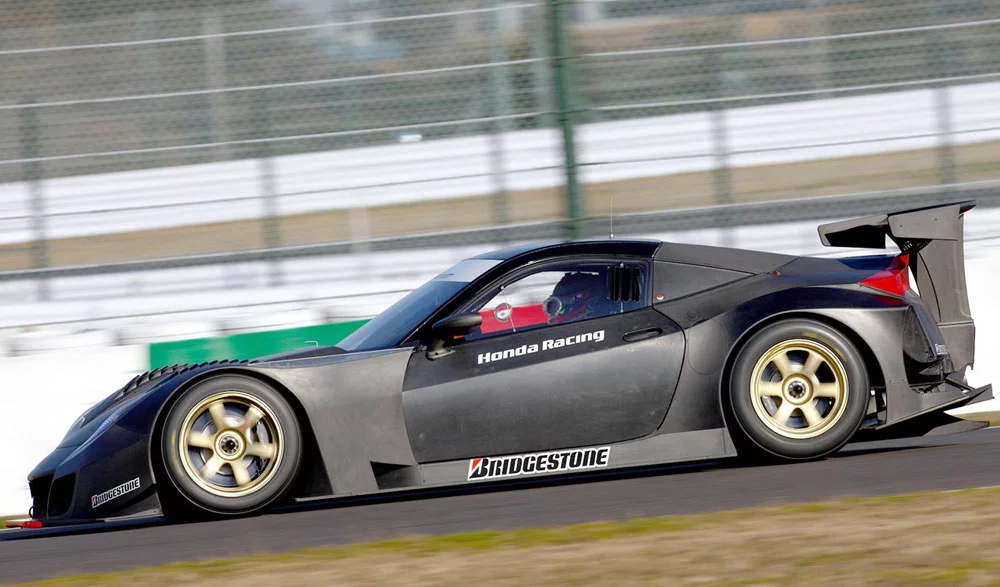 Unlike the NSX-R it replaces, which ran a V6, the new HSV-010 GT runs a grossly oversquare V-8 engine.