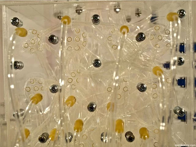 A series of splitters route the syrup into different tubules, depending on which key has been pressed