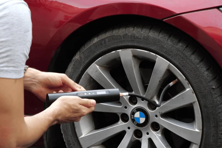 At 208 mm (8.2 in) long and 40 mm (1.6 in) in diameter, the Norshire Mini is claimed to be the world's smallest portable tire inflator/air compressor