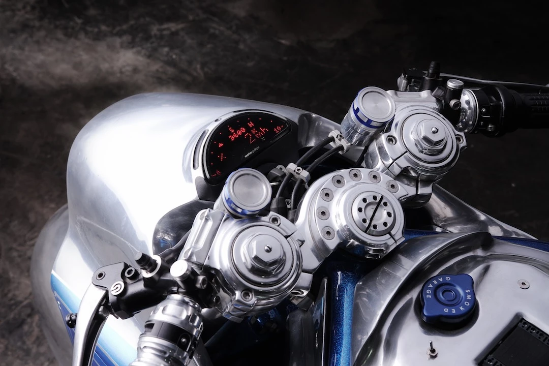 Smoked Garage Project XG-848X: trick top triple clamp and brake/clutch reservoirs