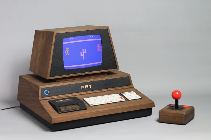 Wonderful in wood: The metal box of the original PET 2001 computer has been replaced by American walnut