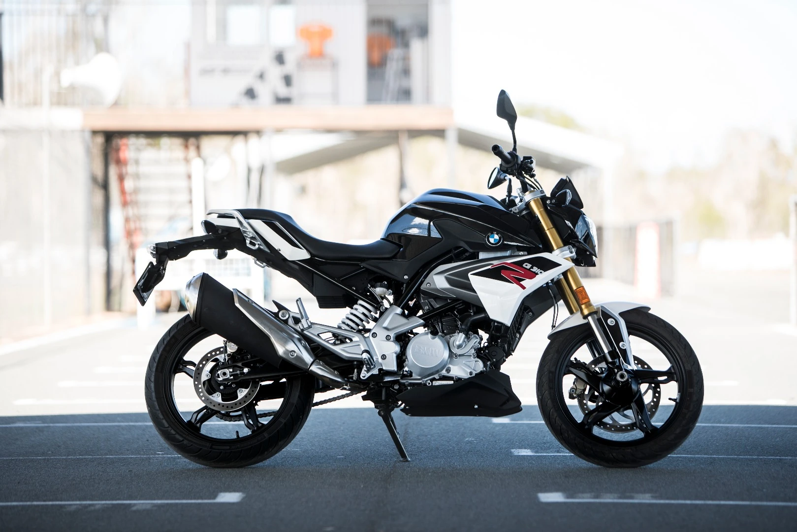 BMW G310R: 158.5 kg wet and ready to roll