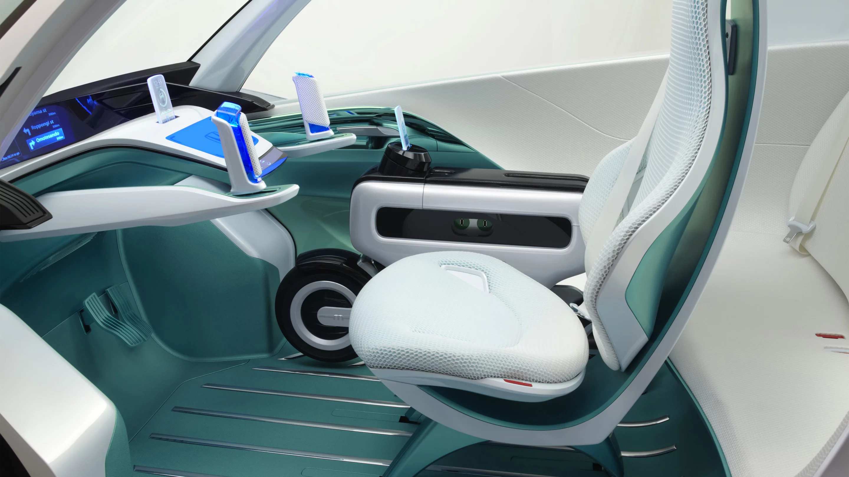 Honda's Motor-Compo stashes inside the door of the "mothership"