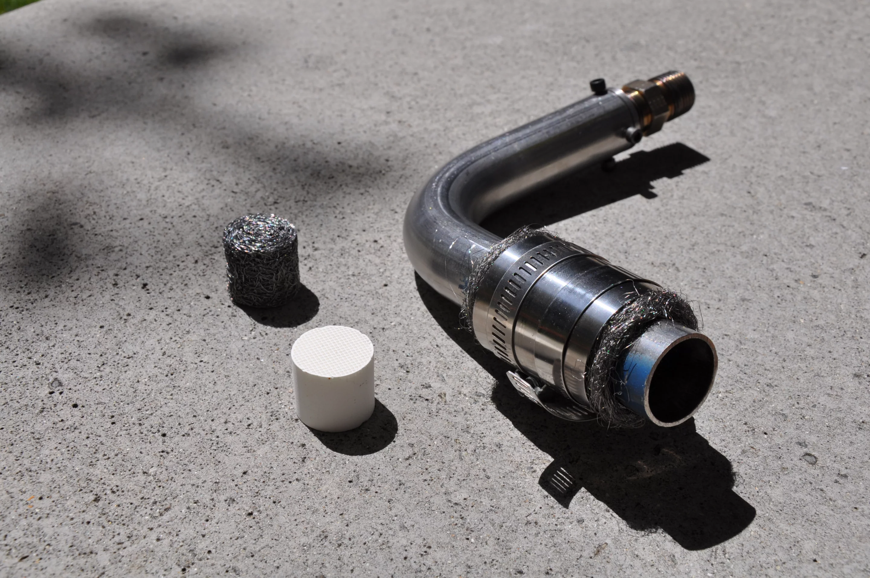 The device with its filter (top left) and catalyst (bottom left)