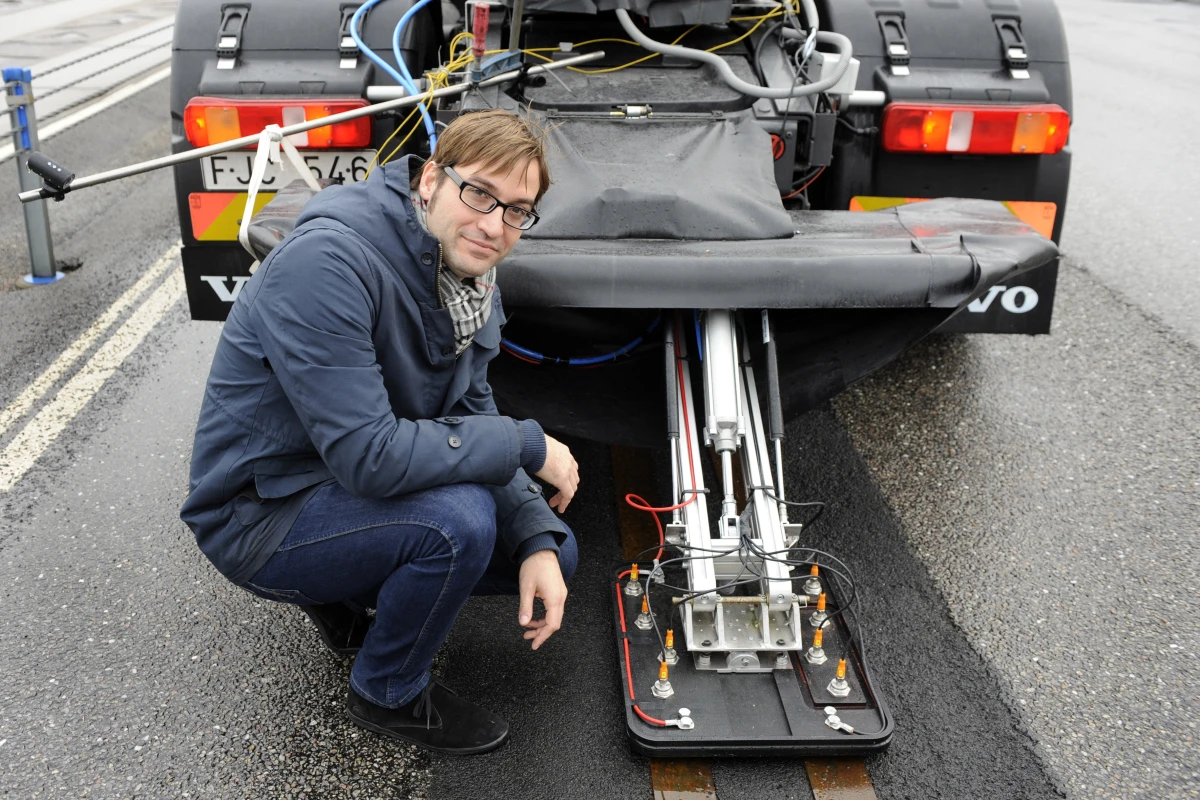 Volvo's Richard Sebestyen with the current collector connected to the rear of the test truck