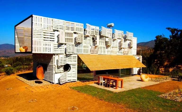 The Chile-based Manifesto House cost a total of €79,000 (US$105,000), including delivery