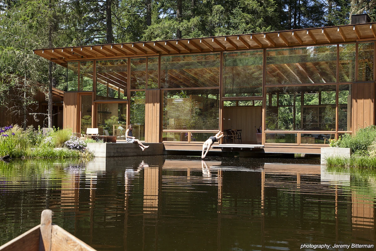 Few homes take their place as well as Newberg Residence, by Cutler Anderson Architects. Situated in Newberg, Oregon, it takes the form of a bridge over a large pond