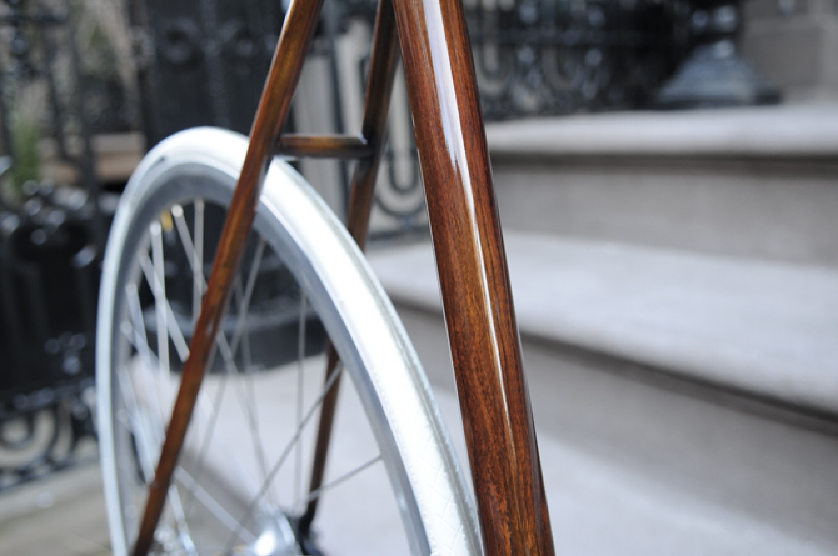 Painter gives bicycle frames the woodgrain look