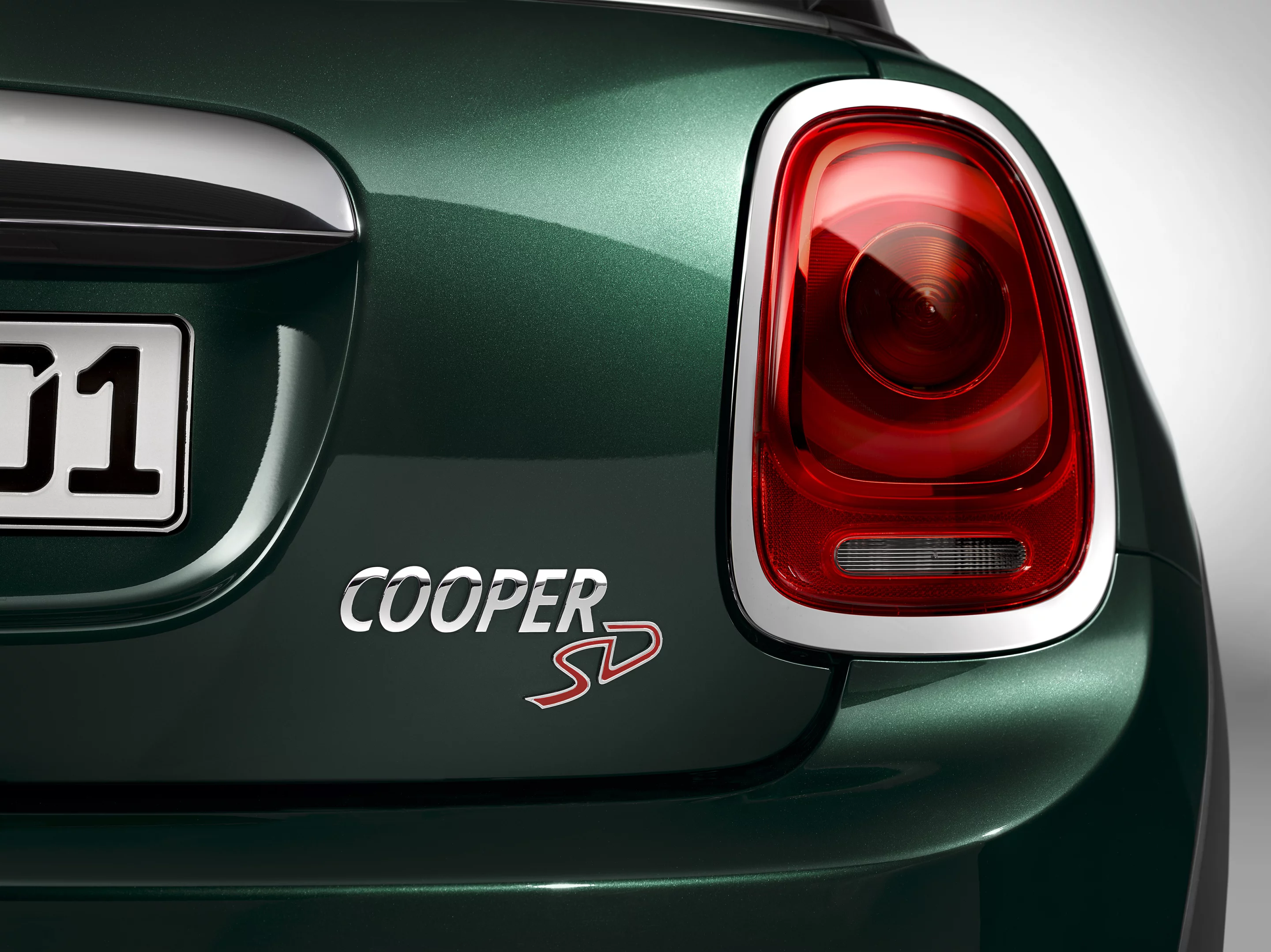 Note that there is only an "S" badge on the Mini's grille, but a full "SD" badge on its rear