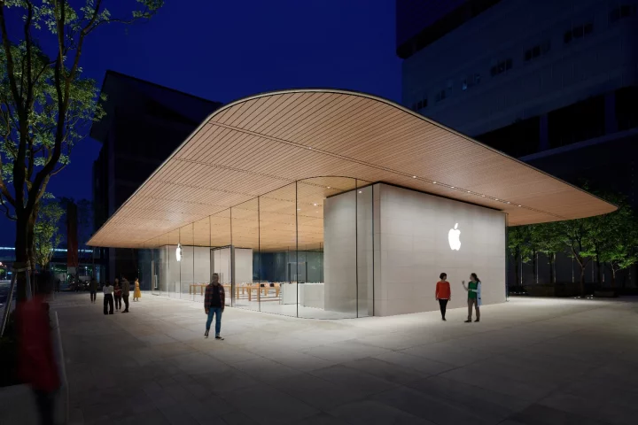 Apple Xinyi A13 features glass facades and is topped by a thin carbon fiber-reinforced roof that spans 77 ft