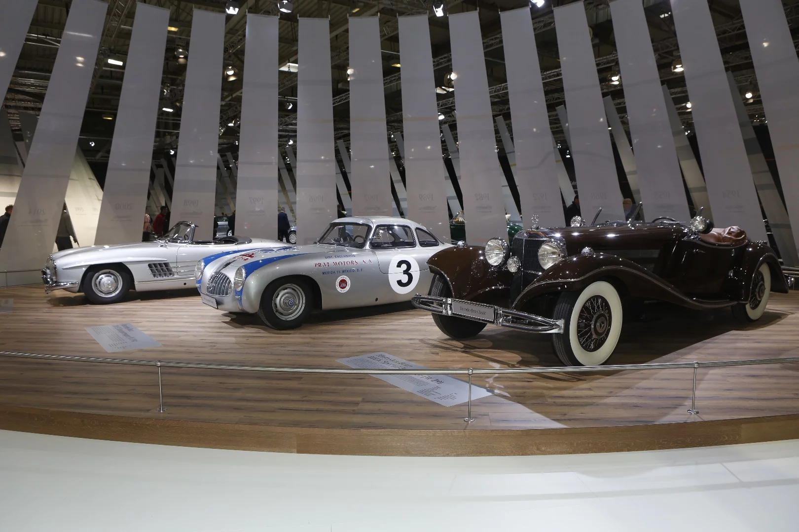 The most prominent collectibles from the company on the auction block are these cars, being the two variants of the 300 SL and the pre-WW2 500K/540K series. The car in the middle is a 1952 300SL driven in the legendary Carrera Panamericana.