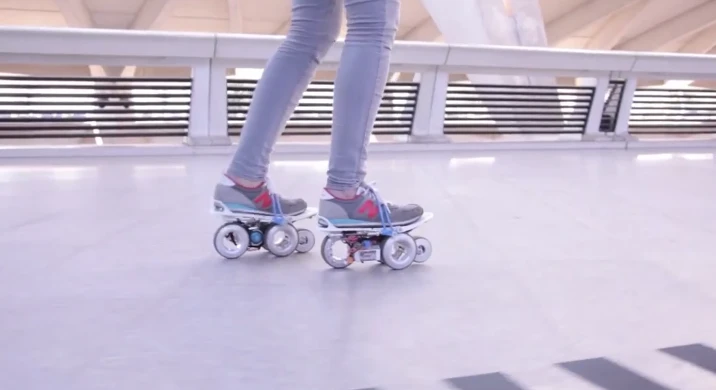 The large wheels of the Rollkers skates are built to offer stable rolling, even on rough terrain