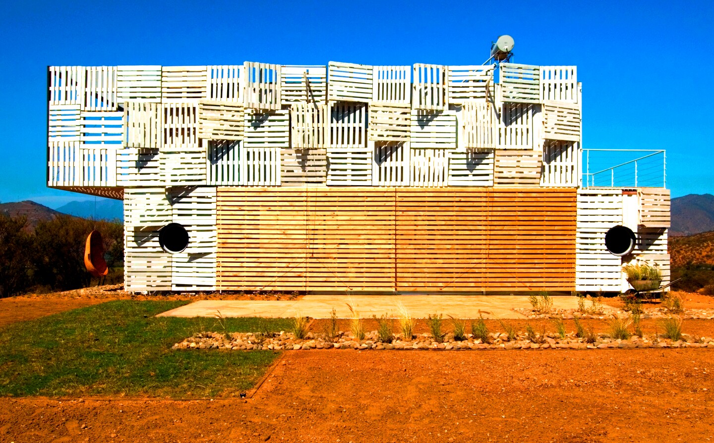 The idea is that Manifesto House's wooden pallets will open in winter allowing direct solar radiation on the container's metal surfaces, providing a natural source of heating within. In summer they close to insulate the house from the unwanted source of heat