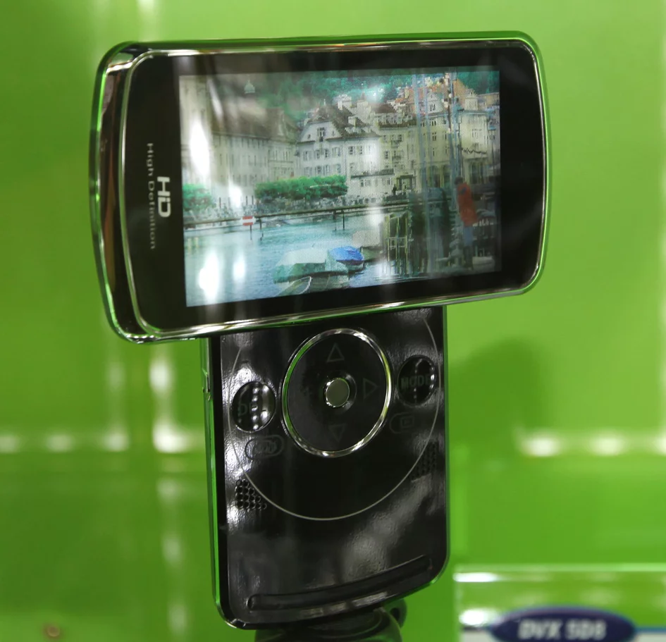 The DXG DVX-5D8 3D camcorder