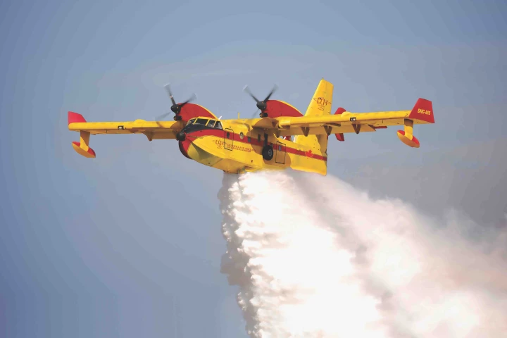 The DHC-515 dropping its load