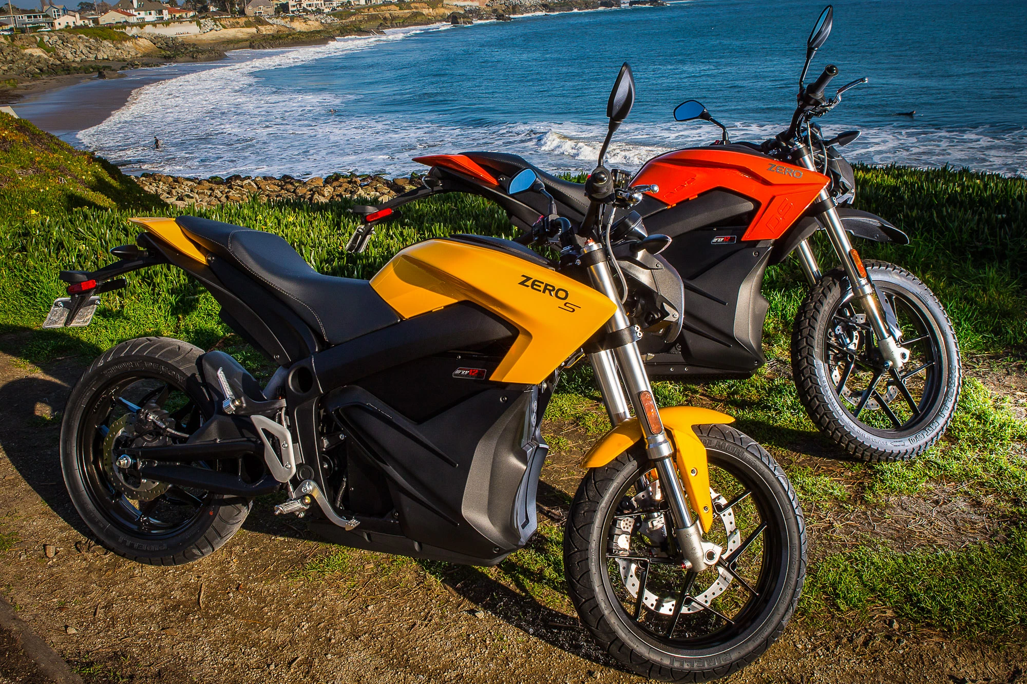 2015 Zero S and DS by the cliffs of Santa Cruz (Photo: Andrew Wheeler/AutoMotoPhoto.com)
