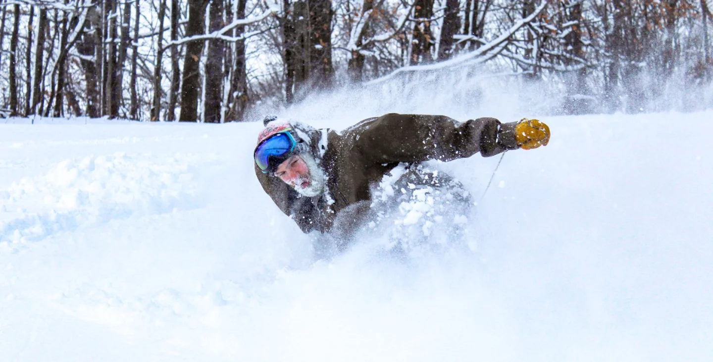 Because the base of the Mundo Trailboard is narrower than a typical foot, the rider’s heel and toe should be positioned right over the edges, allowing them to turn just like a regular snowboard