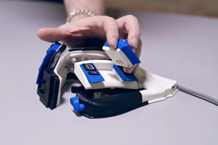 Sinister allows the user to take out and more the buttons