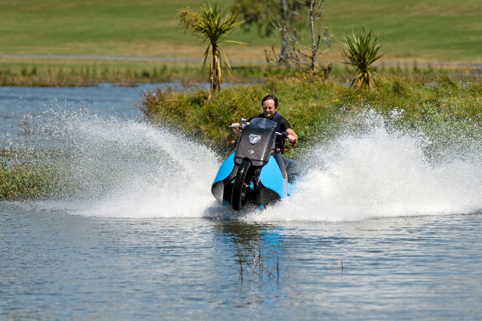 Gibbs Biski: rear wheel retracts under the fender to convert from road mode to water mode in less than 5 seconds