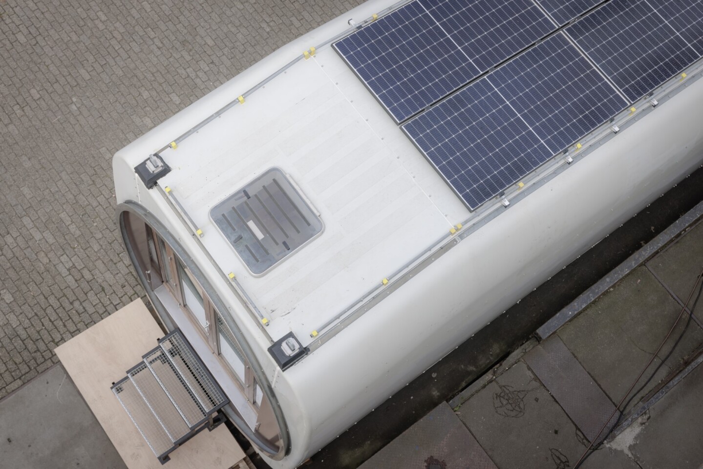 4 solar panels deliver 1,800-W peak power to run this tiny house
