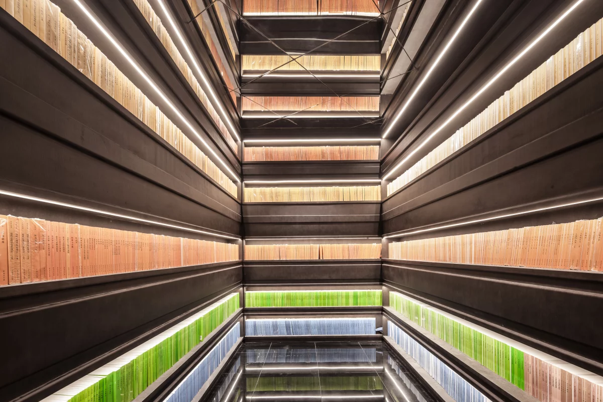 Color and symmetry inside the Zhongshuge bookstore