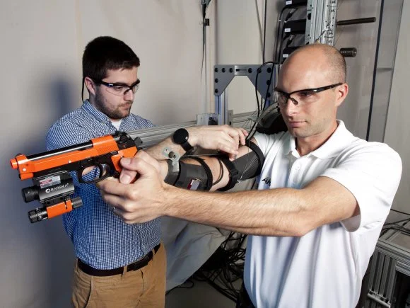 MAXFAS uses an exoskeleton to train shooters to aim more accurately
