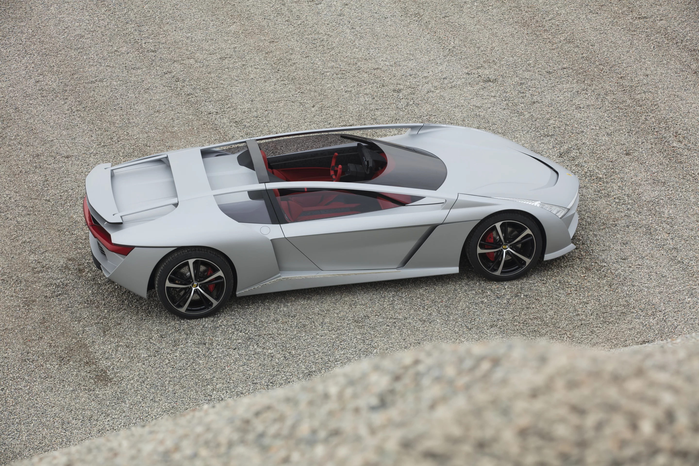 Remarkable open cabin with wraparound windshield