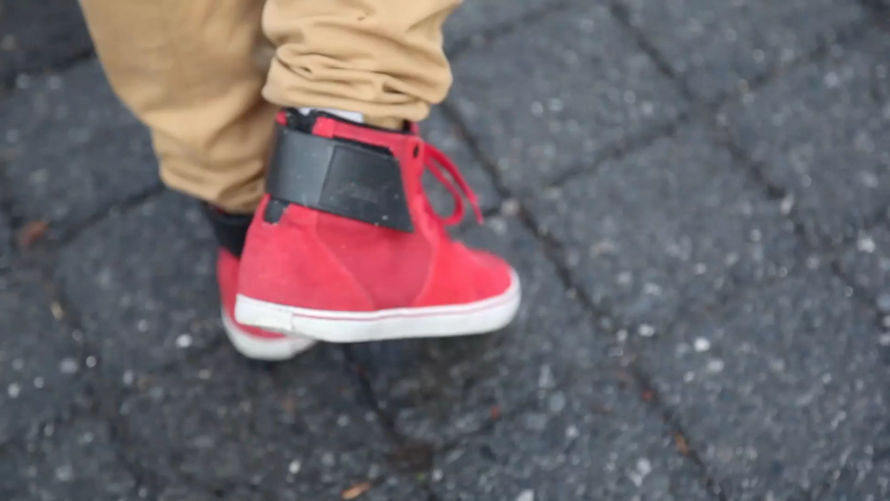 Before setting off, you can enter your destination on the smartphone app and the vibrotactile motors will deliver a tickle to either your left or right foot, advising you on which way to turn