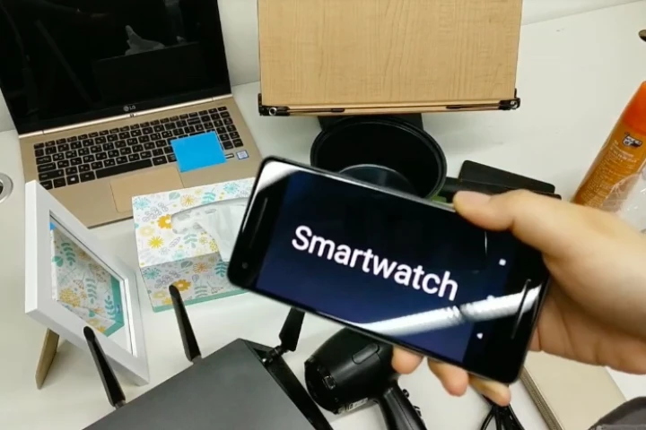 A Knocker-equipped smartphone, after being knocked against a smartwatch