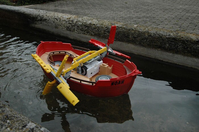 Thymio II incorporated into a paddle-wheeler