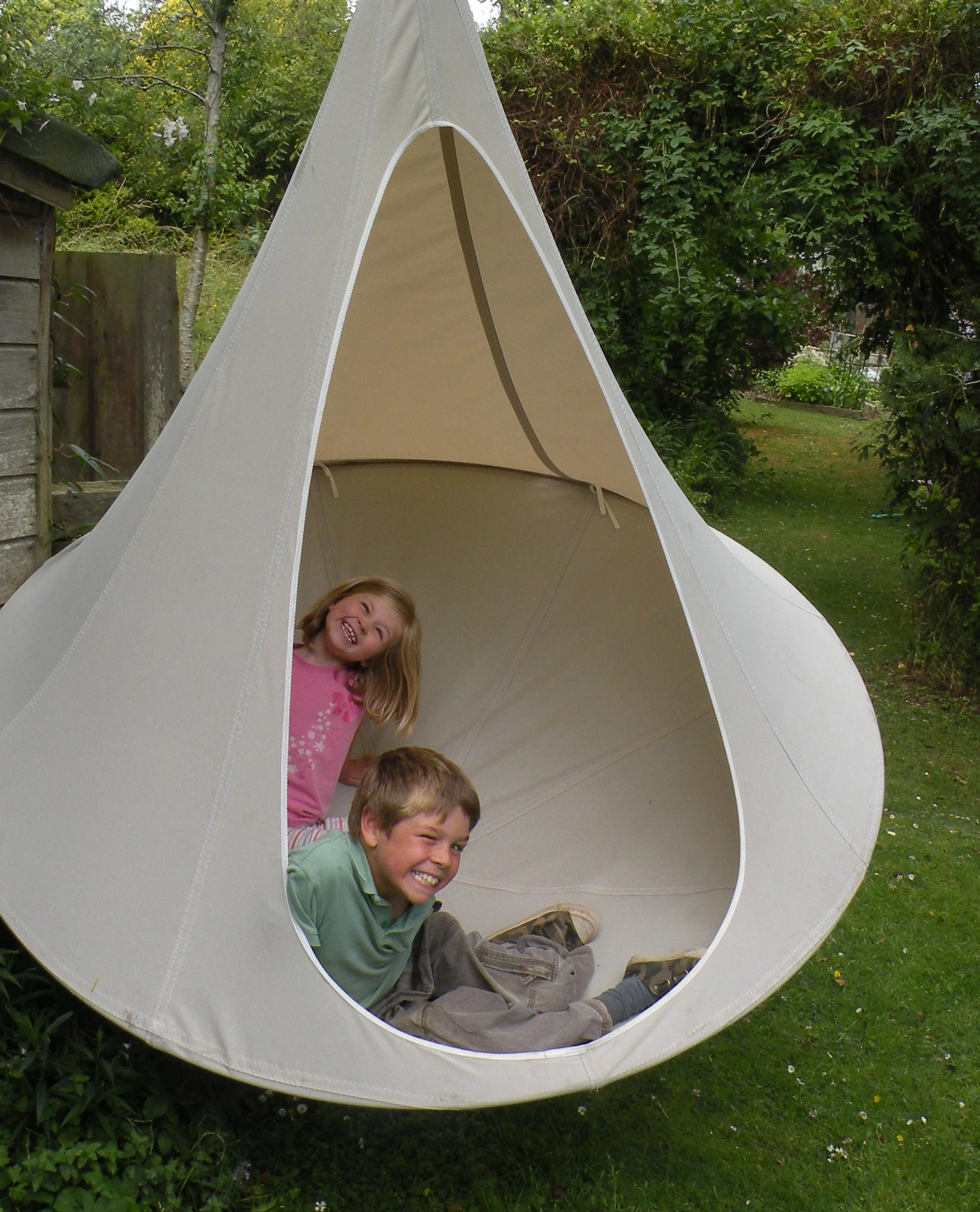 Cacoon is designed to carry weights up to 200 kg (440 lbs), meaning it copes well with multiple kids
