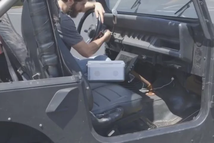 If the car's dead battery needs a jolt, Mr. Everything has a 16 V/2 A DC out port