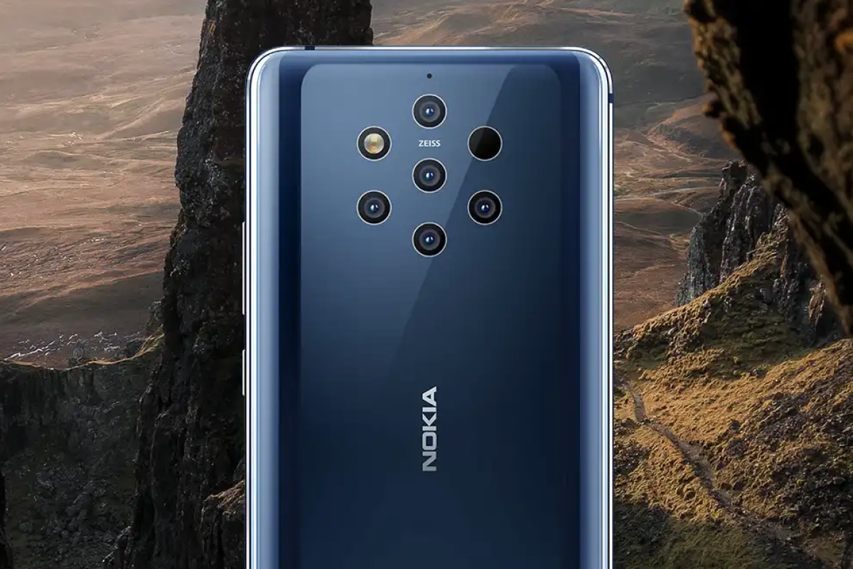 The Nokia 9 PureView has an unusual arrangement of five cameras on the back (the other two spots are the flash and depth sensor)