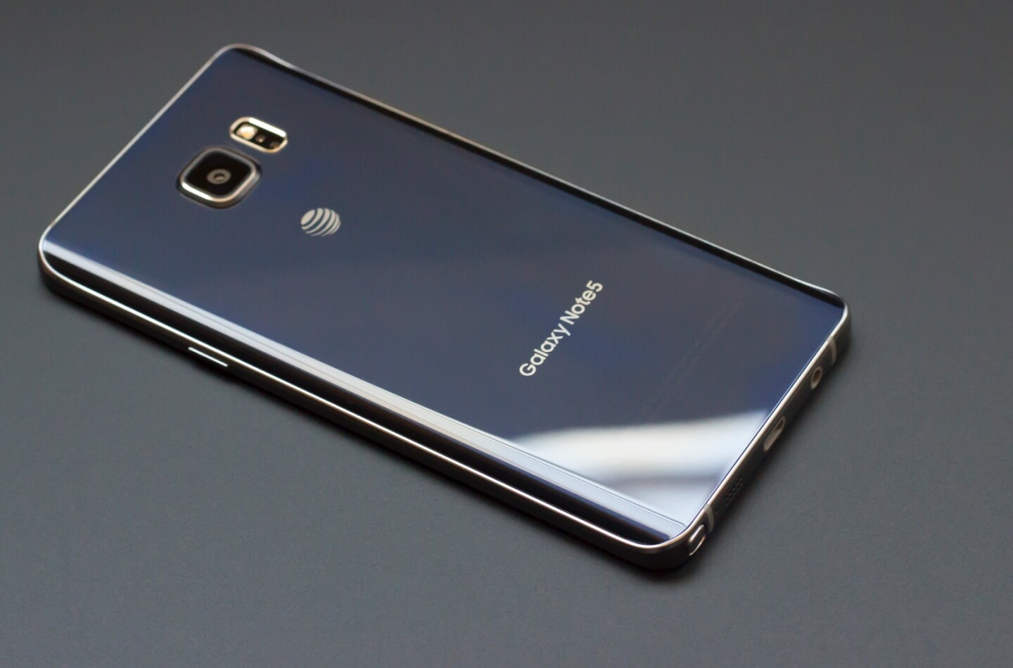 Like the Galaxy S6, the Note 5 has an aluminum frame with a glass back