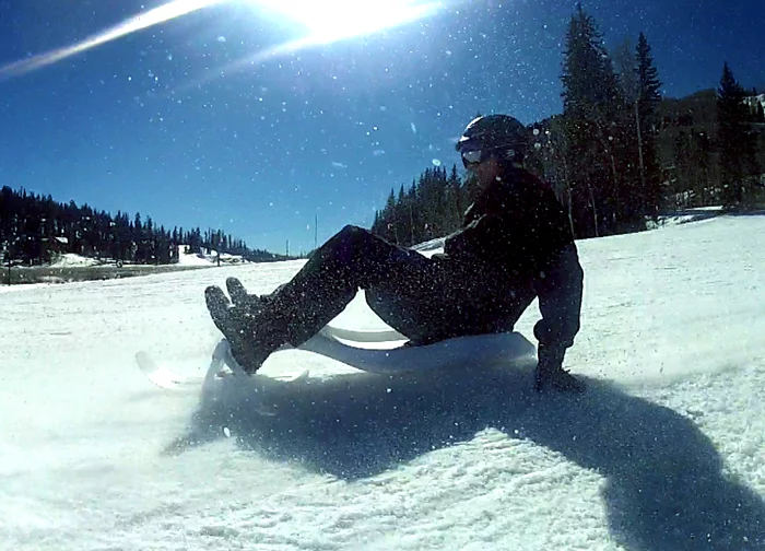 Users steer with their feet, leaning and carving into corners, and stopping by carving harder – as on a snowboard