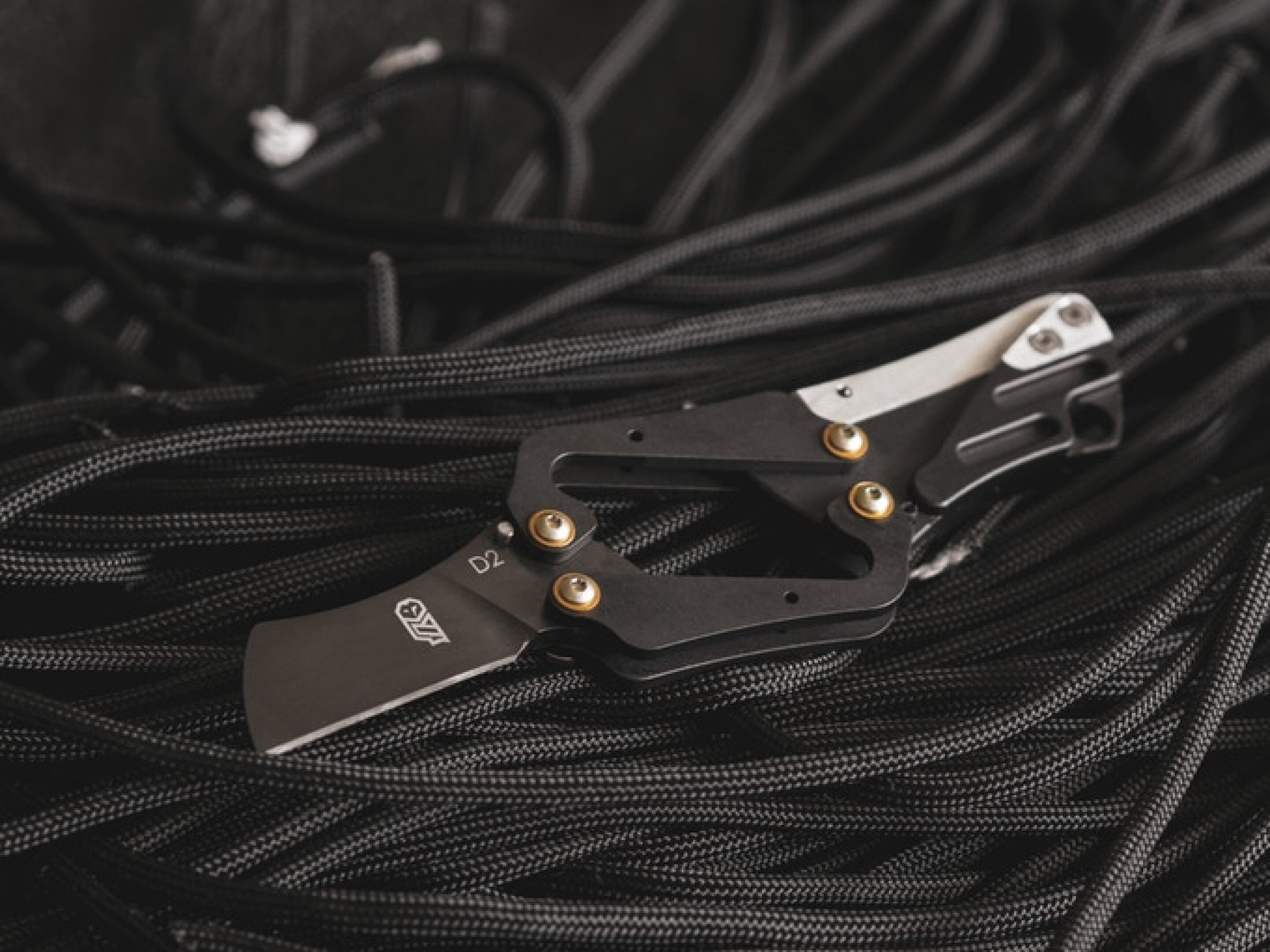 Tiny Lyra knife uses clever folding linkage to stretch out for a four