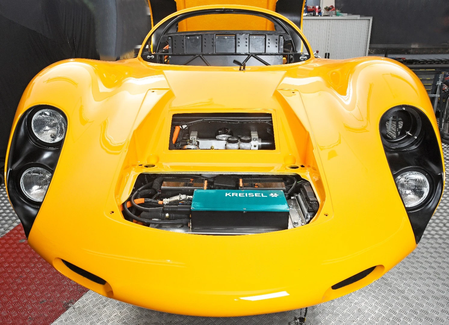 The 910e relies on a 53-kWh battery
