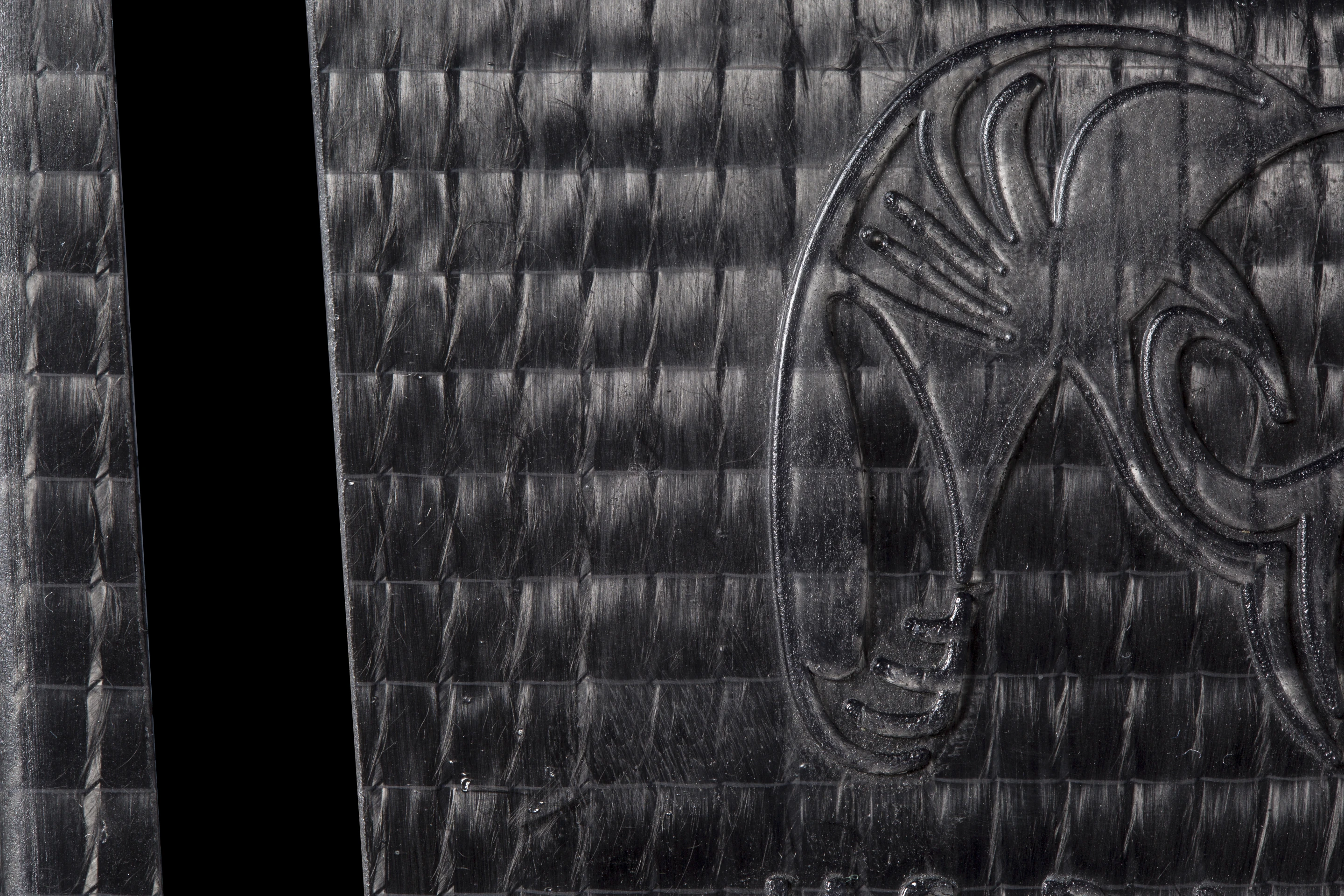 The flat fiber composition of the spread tow carbon fiber material used in the Kuiu frame